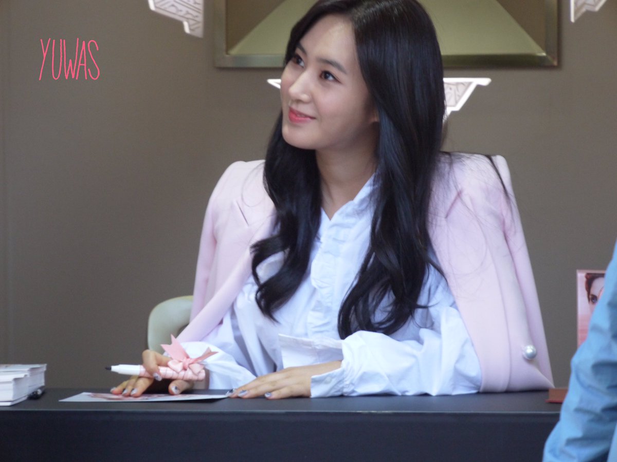 [PIC][09-10-2016]Yuri tham dự buổi Fansign thứ 2 cho thương hiệu nước hoa "BVLGARI Rose Goldea" tại Myeongdong Lotte Duty Free vào chiều nay - Page 3 CuYHMFEUEAA0Jdr