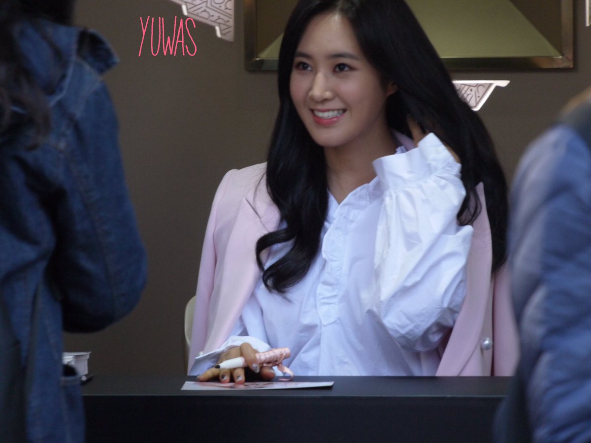 [PIC][09-10-2016]Yuri tham dự buổi Fansign thứ 2 cho thương hiệu nước hoa "BVLGARI Rose Goldea" tại Myeongdong Lotte Duty Free vào chiều nay - Page 3 CuYHMFEUsAA_aXA