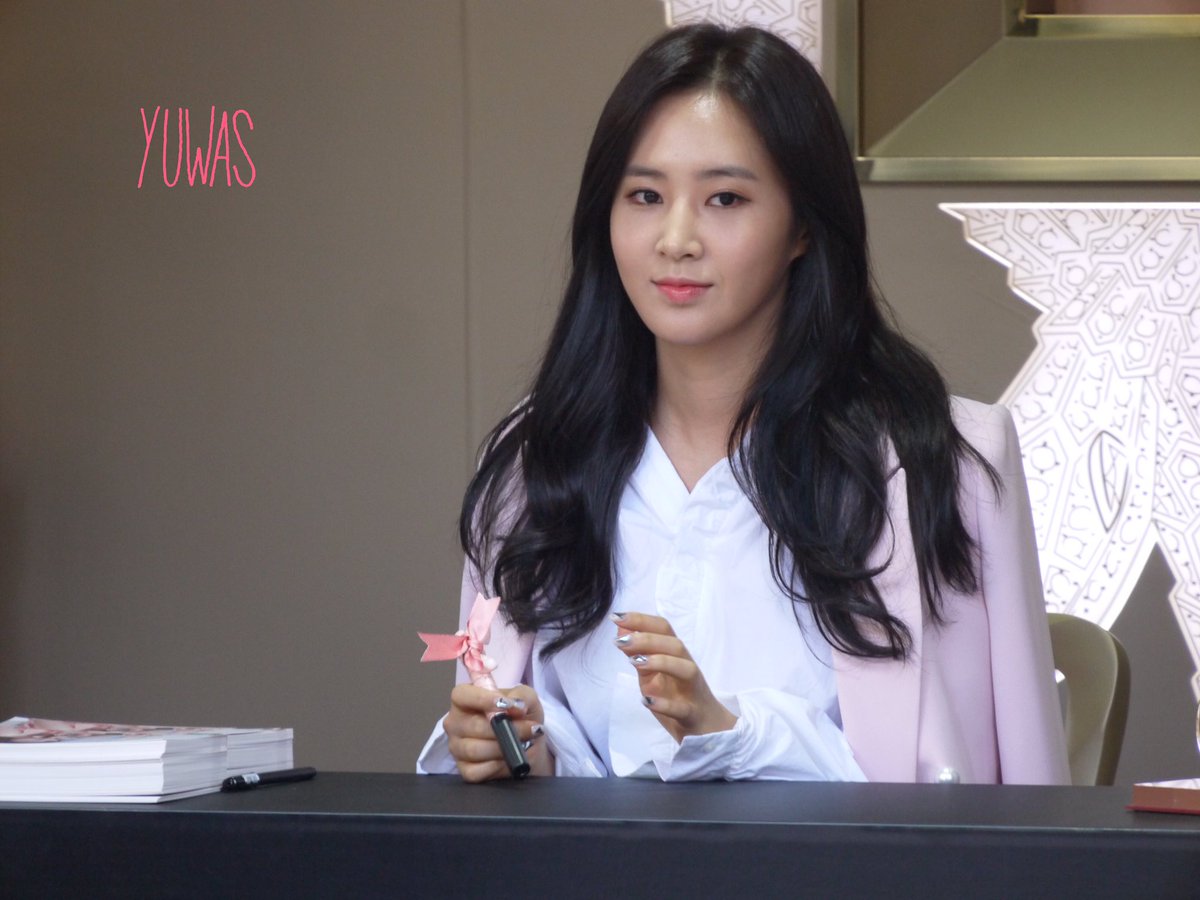 [PIC][09-10-2016]Yuri tham dự buổi Fansign thứ 2 cho thương hiệu nước hoa "BVLGARI Rose Goldea" tại Myeongdong Lotte Duty Free vào chiều nay - Page 3 CuYHMFGUAAk_YOd