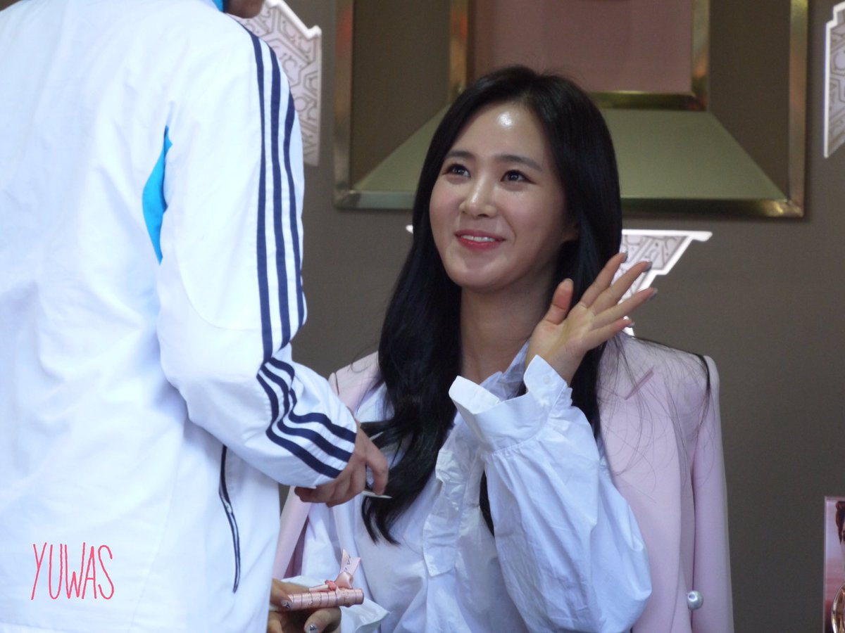 [PIC][09-10-2016]Yuri tham dự buổi Fansign thứ 2 cho thương hiệu nước hoa "BVLGARI Rose Goldea" tại Myeongdong Lotte Duty Free vào chiều nay - Page 3 CuYIzKCVYAAfJKh
