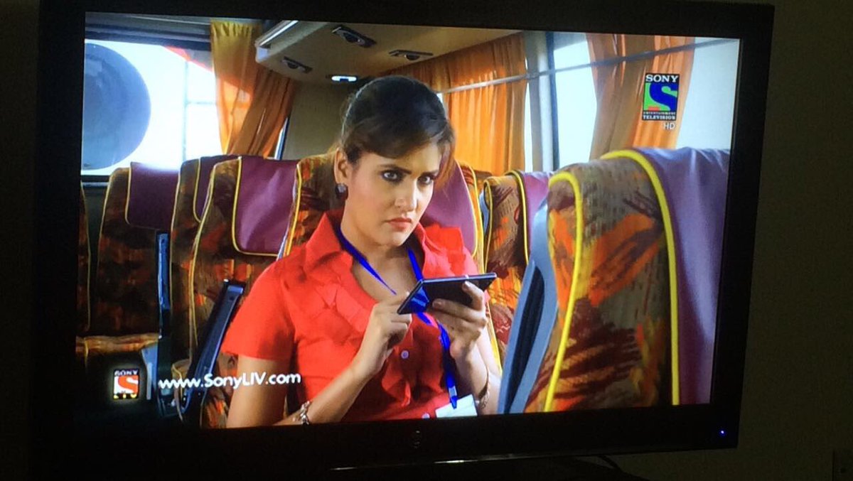 Rumesa589's tweet photo. It's so weird to see our Vandy in a negative role. @Shradsjais143 you still look so cute and pretty. #CID #KillerBus #Epi1353 https://t.co/FCBKBtmGwC