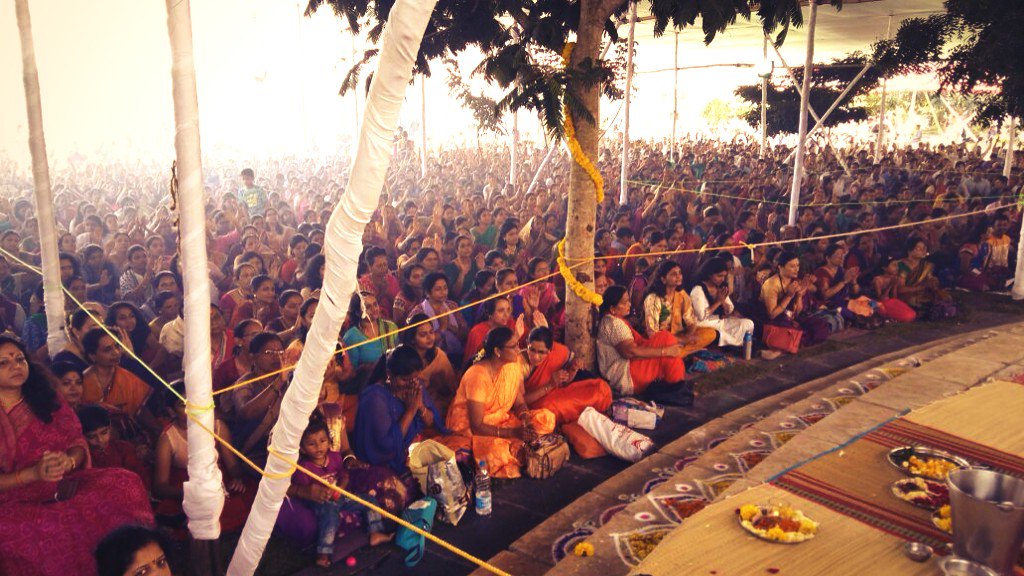 VandanaDaftari's tweet photo. #NavratriMoments #Navratri2016 @ArtofLiving Pune Ashram ! 1000's Blissfuly Blessed &amp; Soaked in Love &amp; Divinity . https://t.co/l0lgVQbtGR