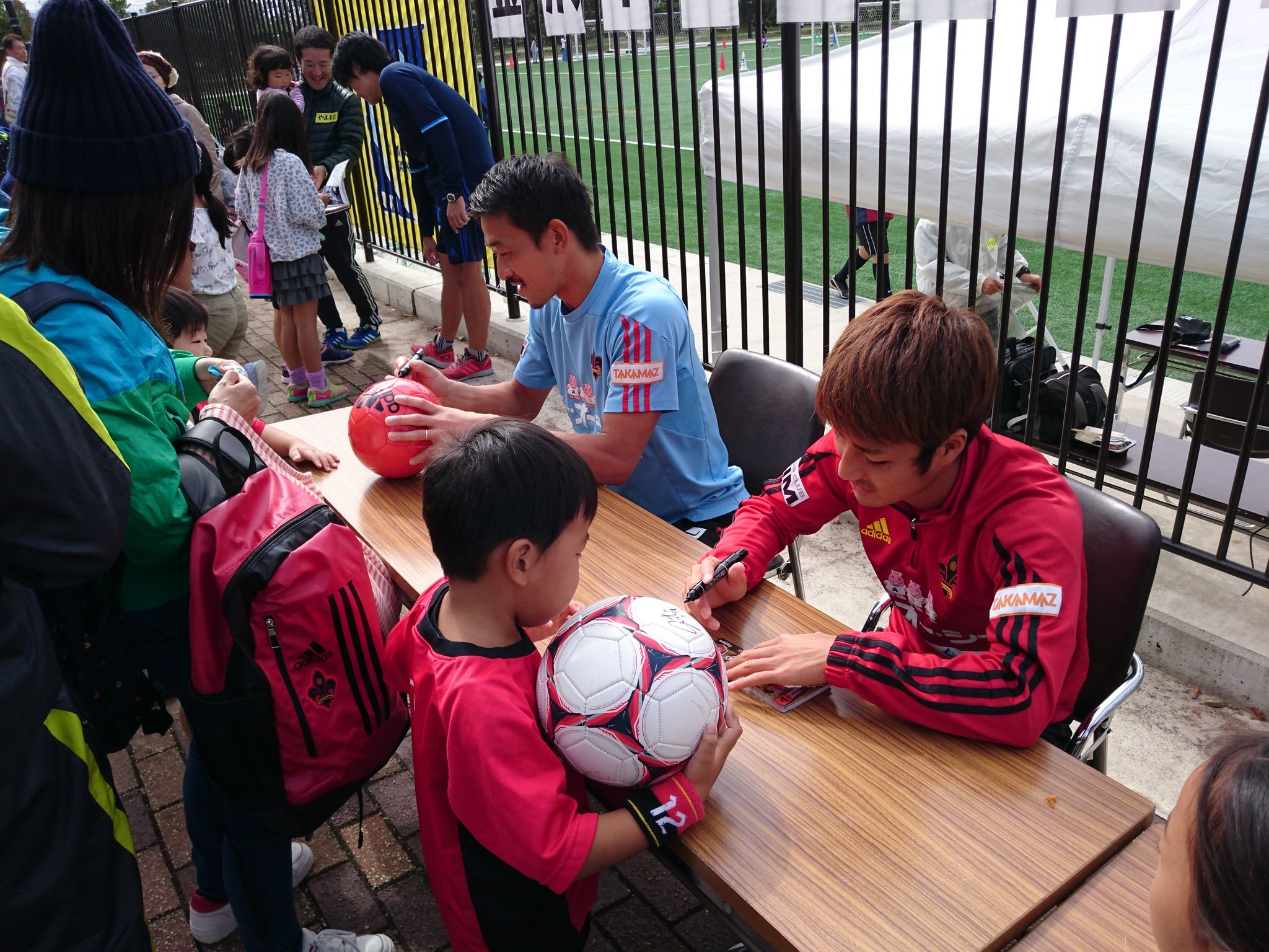 情熱サッカー そして金沢市サッカーフェスティバルのゲストとして 先ほどまでツエーゲン金沢の大橋選手と玉城選手 ゲンゾーが サイン会とふれあいサッカーを行っていました 嬉しそうに列を作ってサインをもらったり 玉城選手からボールをとろうとしたり