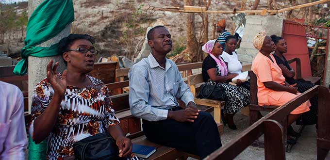 pulso_mx's tweet photo. #MUNDO Haitianos oran en iglesias destruidas por el huracán Matthew https://t.co/Pmr00NQsKk https://t.co/it0vernOMY