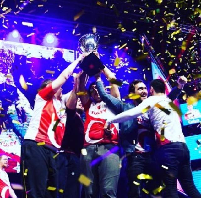 Okuldan kaçıp internet kafede CS oynayan nesil büyüdü dünya şampiyonu oldu. Asın bayrakları :)