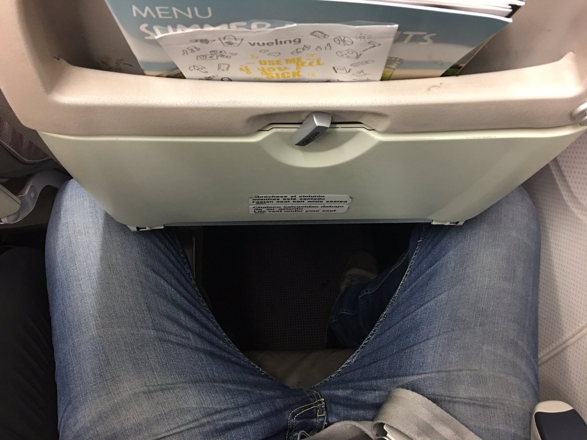 marcpulles's tweet photo. Ei @vueling ! Gracias por hacer la vida facil a los que medimos más de 1'90. Lamentables condiciones de viaje. #verguenza @VuelingClients https://t.co/DBRWO8U997