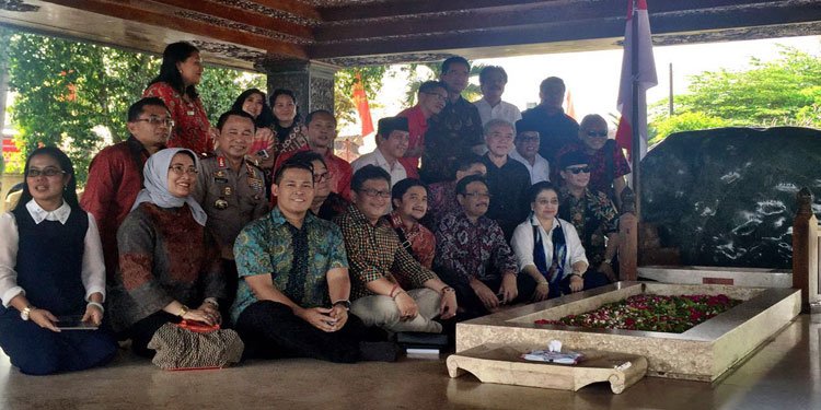 PDIP Ajak Cagub-cawagub Nyekar ke Makam Bung Karno dlvr.it/MQgz7Y