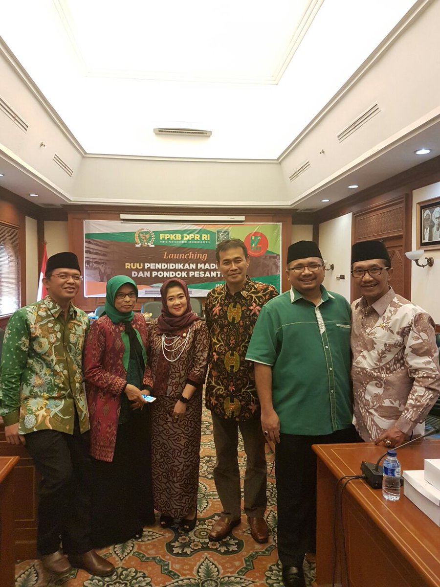 Kiai Holil bersama anggota FPKB pada persiapan lounching RUU Pendidikan Madrasah dan Pondok Pesantren di kantor PBNU.#HUT17FPKB
