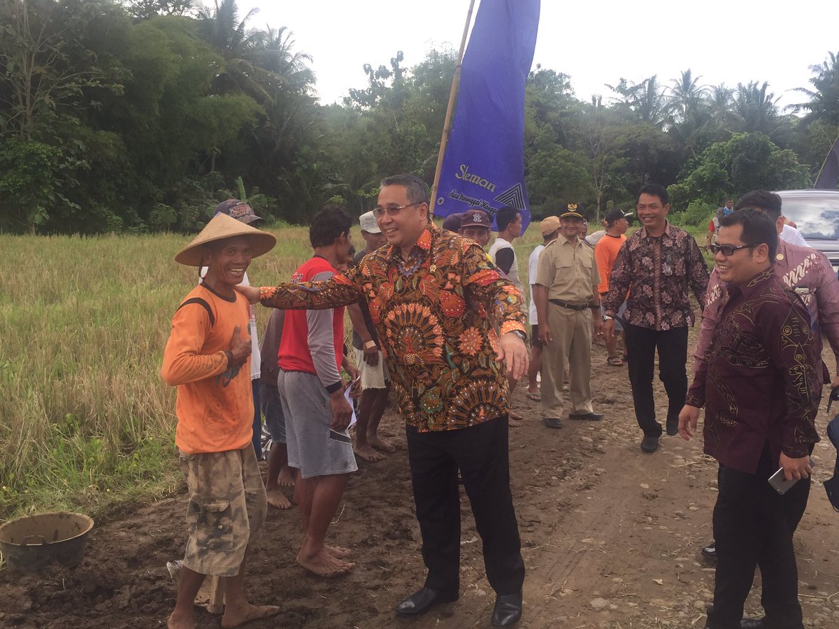 nailahraisa's tweet photo. #mendesaEPS @EkoSandjojo Peninjauan Dana Desa Sidoarum sleman yg dipergunakan utk membangun jalan desa @jokowi @_KemenDesa @triwibowoaja https://t.co/75PYAA1txL