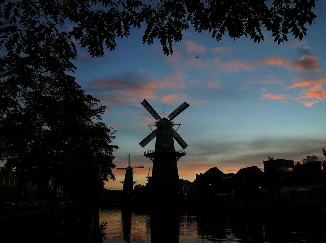 Wat een schitterend begin van weer een nieuwe, drukke week <a href="/molendevrijheid/">molen De Vrijheid Schiedam</a> #Goedemorgen #Schiedam