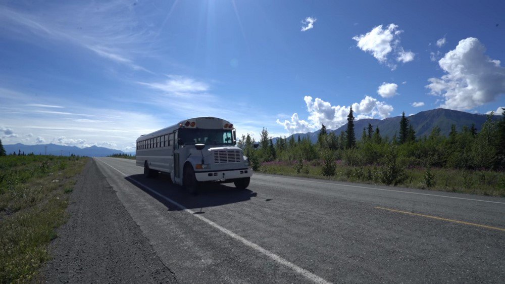 Un couple retape un bus scolaire pour un #roadtrip magique entre Alaska et Argentine 🚌 okvoyage.com/2311-road-trip… #voyage