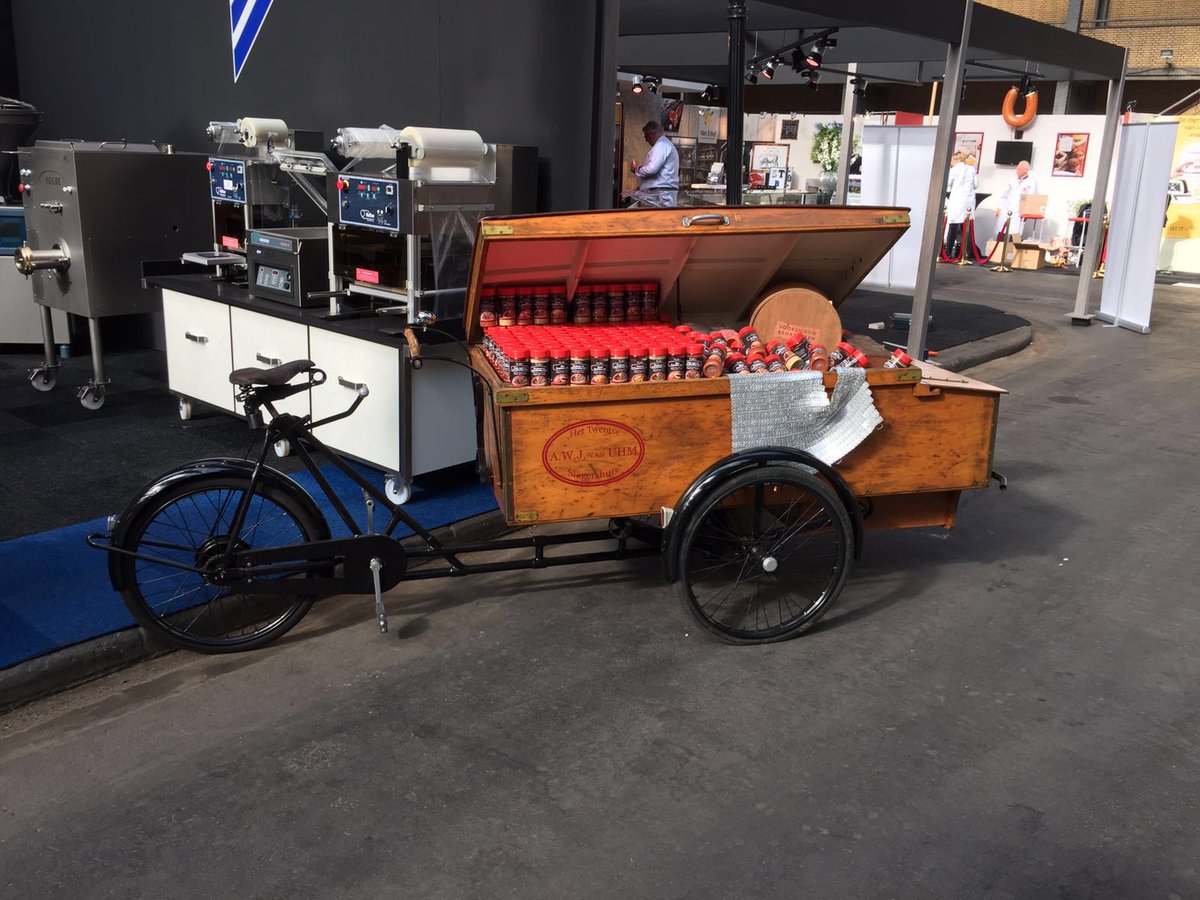 vanUhmbv's tweet photo. Wij zijn er klaar voor! Opa's fiets waar het 70- jaar geleden mee is begonnen, hebben we ook van stal gehaald! #vanuhm #vas2016 #slavakto https://t.co/jQN5MSwigW