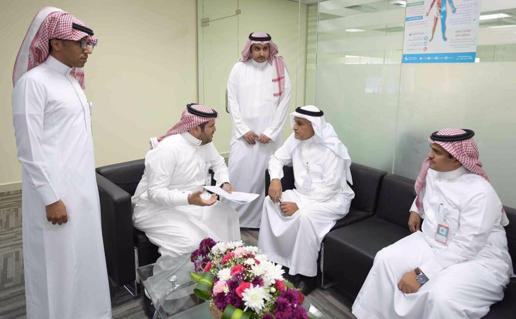 Saudi_FDA's tweet photo. معالي الرئيس التنفيذي لهيئة #الغذاء_والدواء د.محمد المشعل يتابع سير العمل في مركز الاتصال الموحد (19999) والخدمات التي يقدمها https://t.co/8pU6X74UTp