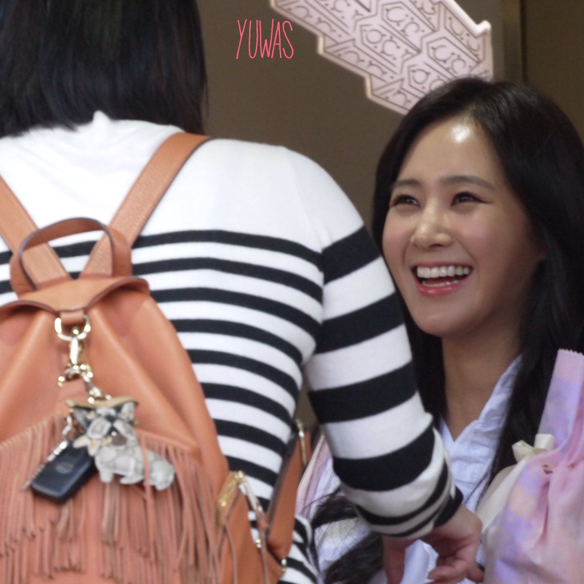 [PIC][09-10-2016]Yuri tham dự buổi Fansign thứ 2 cho thương hiệu nước hoa "BVLGARI Rose Goldea" tại Myeongdong Lotte Duty Free vào chiều nay - Page 3 CuZE6yzVYAELQ99