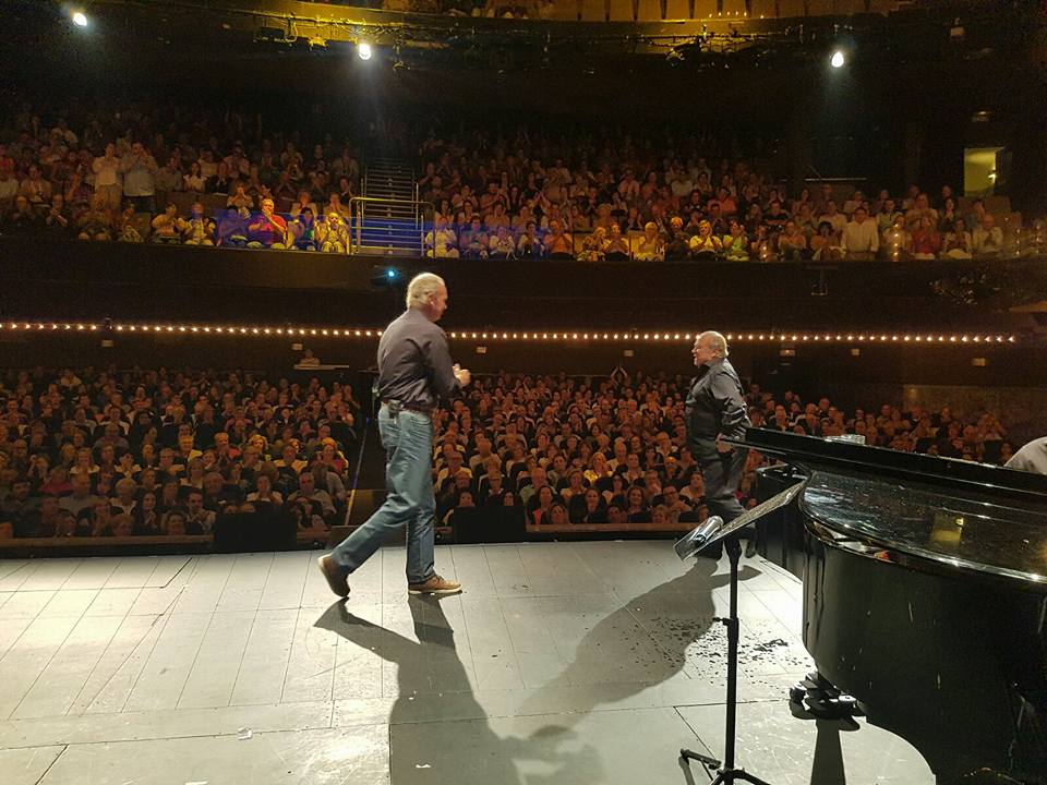 BertinOsborne's tweet photo. GRACIAS Madrid! #TeatroRialto #PorHumorAlArte @arevaloOK @DosMellizos https://t.co/S0ygne7Epo