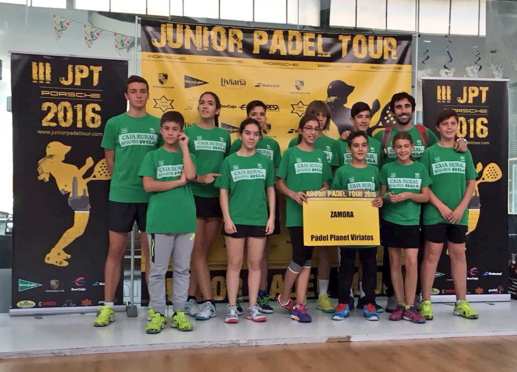El equipo A <a href="/ViriatosPadel/">Viriatos padel</a> <a href="/padelplanetsal/">Padel Planet</a> jugará en 1ª división la <a href="/jpt_padelcyl/">Junior Pádel Tour</a> <a href="/fpadelcyl/">padelcyl</a> #ENHORABUENA <a href="/cajaruralzamora/">cajaruralzamora</a> <a href="/segurosrga/">Seguros RGA</a> 👏🏻👏🏻🔝