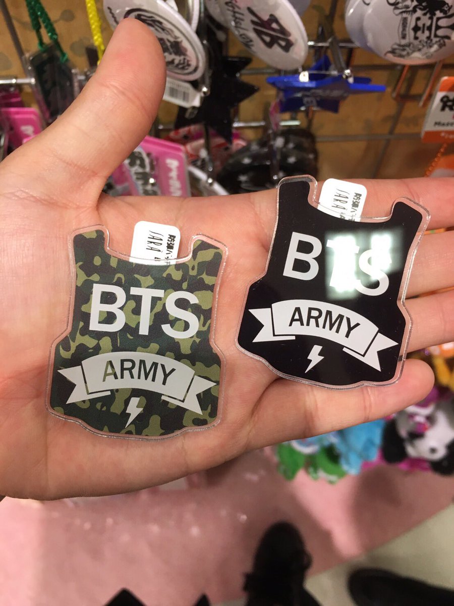 ___vvvv_bts's tweet photo. なんでもBTSって書けば売れるとかそゆ考えやめてほしいんだけど 。
WEGO も韓国極めすぎてて
周りみればほぼ韓国コーデだし。

韓国人とかみんな顔一緒
かっこいいと思わへん

って言っ��るのに服だけ好きとか 。
本当につらいよね 

#共感RT 
#韓国本当に好きな人RT https://t.co/FfYK2ARaeC