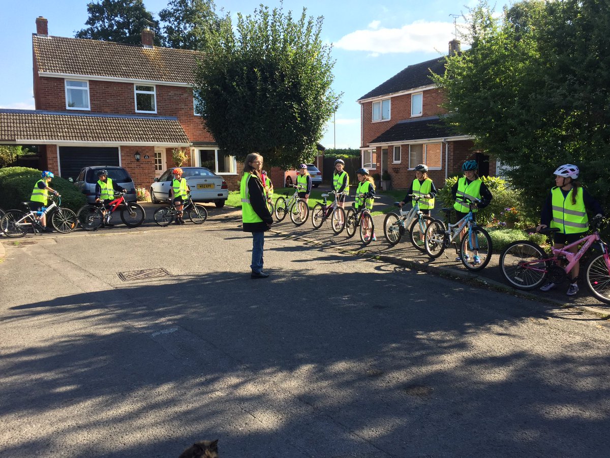 georgie_reason's tweet photo. Year 6 really enjoyed being on the road! Week 3 will be on the high street! Keep an eye out for us folks and drive slow! @ChalgroveSchool https://t.co/szfSpp3WCI