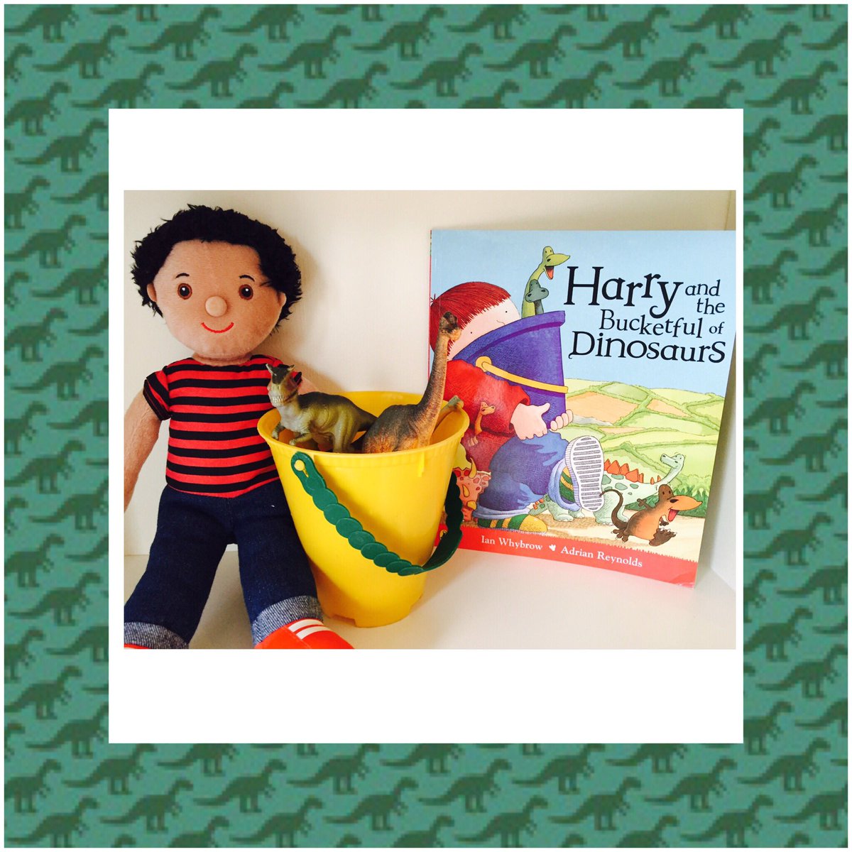 LBookworms's tweet image. Bucket full of dinosaurs all ready for this week's Little Bookworms 😀