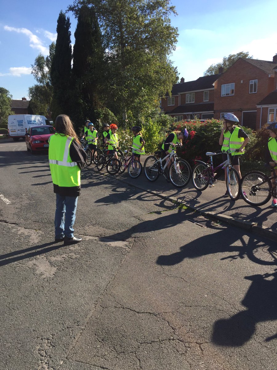 georgie_reason's tweet photo. Week 2 of our cycling proficiency course! Checking behind us and signalling at a left turn! @ChalgroveSchool https://t.co/6T0ZOPUmtG