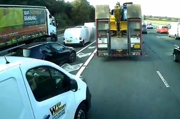 DailyMirror's tweet image. Lorry hits impatient white van man after he tries to cut through traffic
mirror.co.uk/news/uk-news/l…