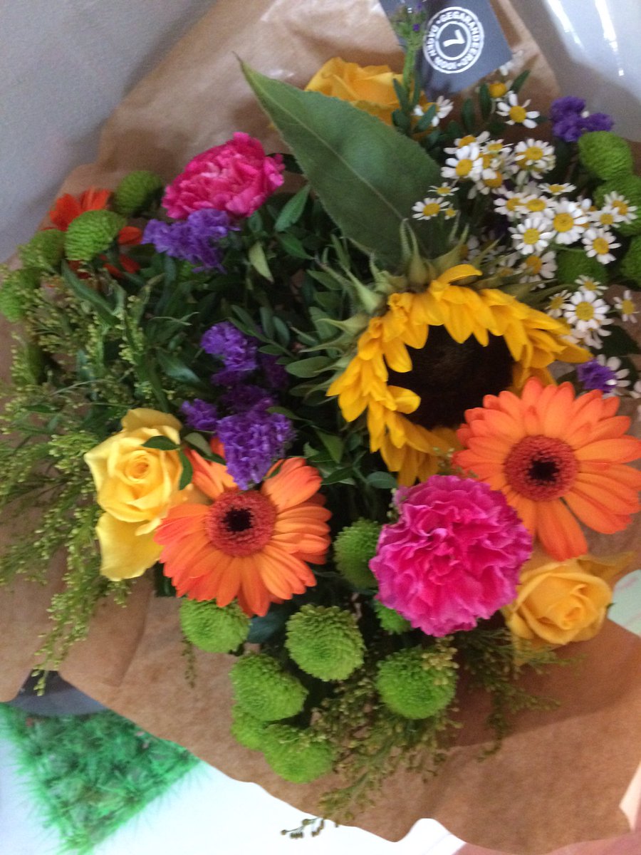 HeidiJanssen1's tweet photo. Nieuwe samenwerking beklonken met #trainers! Lief zo'n bloemetje! Thanx #christelcare #datisdevraag #goodhidea https://t.co/mybBxjuXow