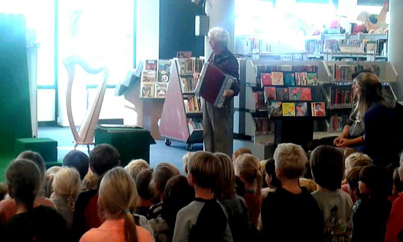 NicolevanEgmond's tweet photo. Groep 3 en 4 #Bosbeekschool bij voorstelling #bibliotheek  #KBW2016 https://t.co/6xnHR6A5v7