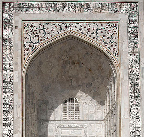 NuqtaApp's tweet photo. The exterior decorations of the Taj Mahal in India, written in the Thuluth script. #History #artist #arabic #arabicart #arabiccalligraphy https://t.co/4vKgeWNNRG