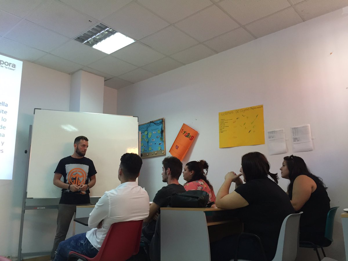 Hoy estamos en <a href="/ColectivoLaCall/">Colectivo La Calle</a> en Algeciras con alumnos/as del Curso Cajera/o reponedor/a en sesión motivación hacia autoempleo #incorpora