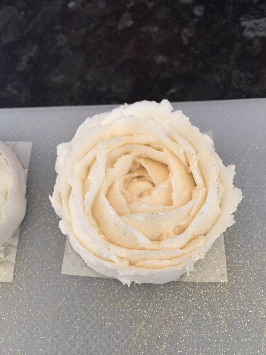 pookiesmummy's tweet photo. First attempt quite happy just needs to be bigger in the middle! @WiltonUKCakeDec #WiltonIcing #Tip104 #buttercreamflowers #needpractice https://t.co/ivMycwsdOH