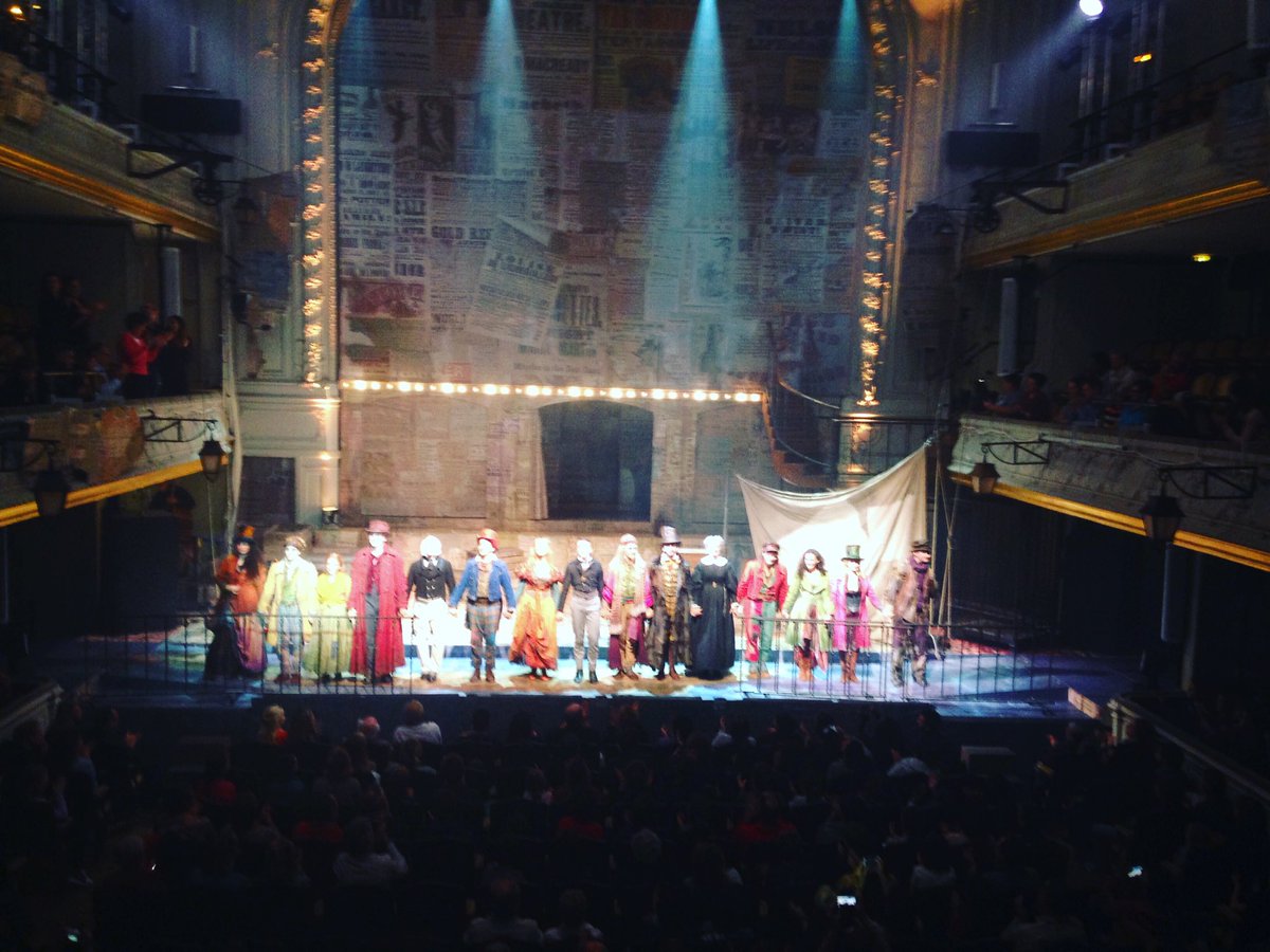 Bravo aux artistes de @OliverTwist_Off :-) Je me suis cru A Broadway! Et Ca c'est cool! 😍 #sallegaveau