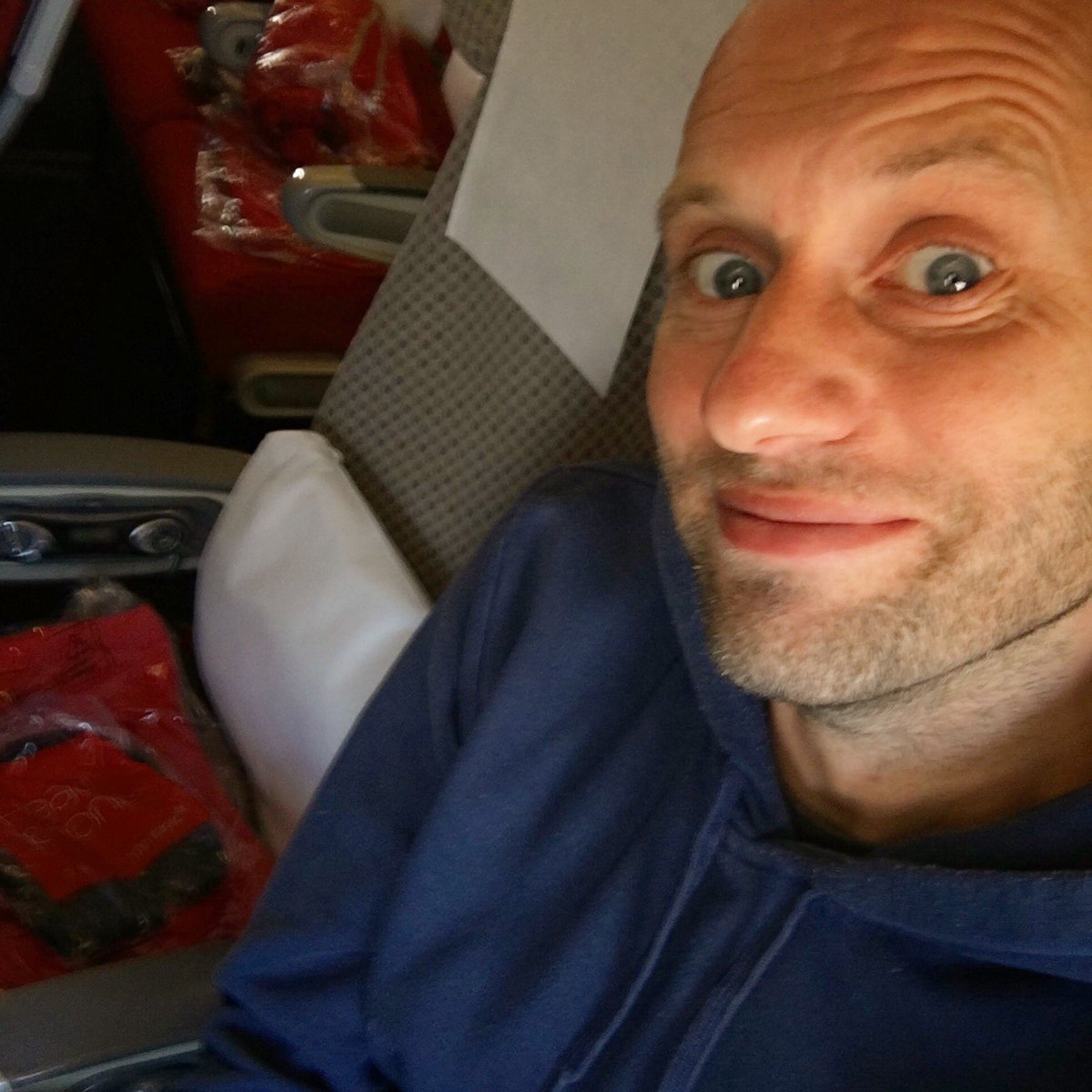 johnkeykong's tweet photo. the seat next to me is empty for the next 7hrs and 55mins... #virginatlantic #newyork #spreadingout #snooze #twoblankets #chickenANDbeef https://t.co/0ZyCC6dLgN