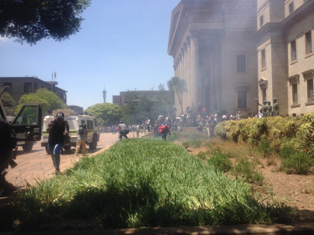 tshidi_lee's tweet photo. #Fees2017 Wits https://t.co/ND7cdCSFTk