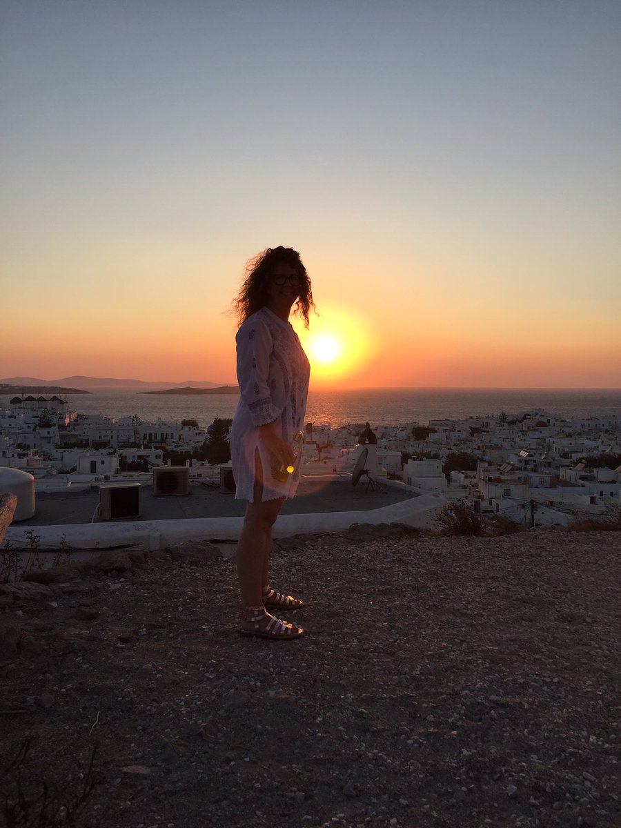 Traveller_e's tweet photo. Rooftop Sunsets &amp; Ciders 🌅 #mykonos  #travel #travelphotography #sunset #summer #luxurytravel #Photography #Greece #greekislands #nofilter https://t.co/jgwEUxtaQo