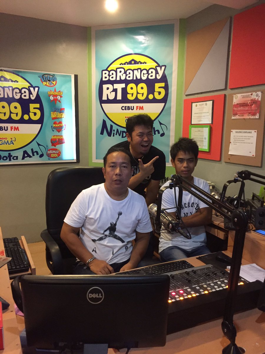 VoiceJintaro's tweet photo. BARANGAYRT99.5MHzCEBU FMの生放送にゲスト出演しましたパーソナリティは地元で超人気のPapajoeさんお楽しみに…
 #ラジオ #RT99.5MHz #CEBU #Papajoe #生放送
 #インターナショナル #オンエアー #cebuFM #英語喋れない https://t.co/iqnlAN5Fhd
