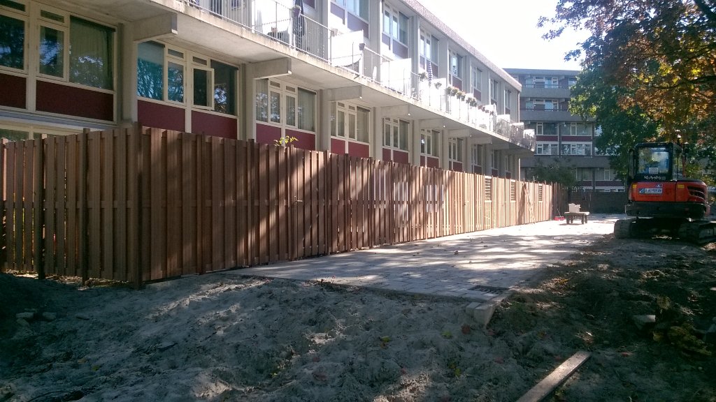 IntermarisFrank's tweet photo. Nieuwen schuttingen worden  geplaatst bij de A blokken #sterflats#Hoorn@Intermaris https://t.co/90WlTtSZI3