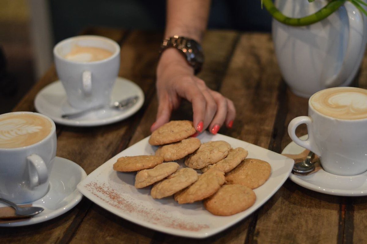 Café, galletas de chocolate blanco y almendras para una tarde de apasionantes conversaciones. #AtteCafé #Maracaibo