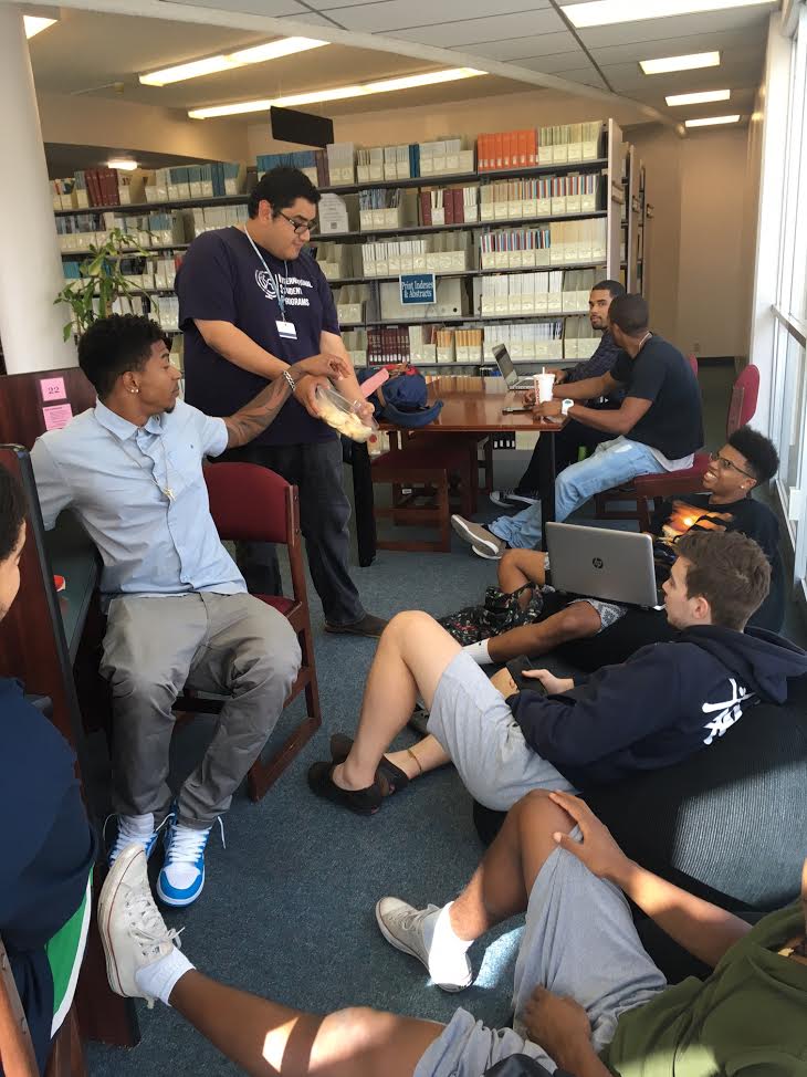 darling_library's tweet photo. Celebrating a new color printer in the library by sharing #cookies with #scholarathetes! @HIU_Royals @HIUnow #interruptme https://t.co/BVPquts6gw
