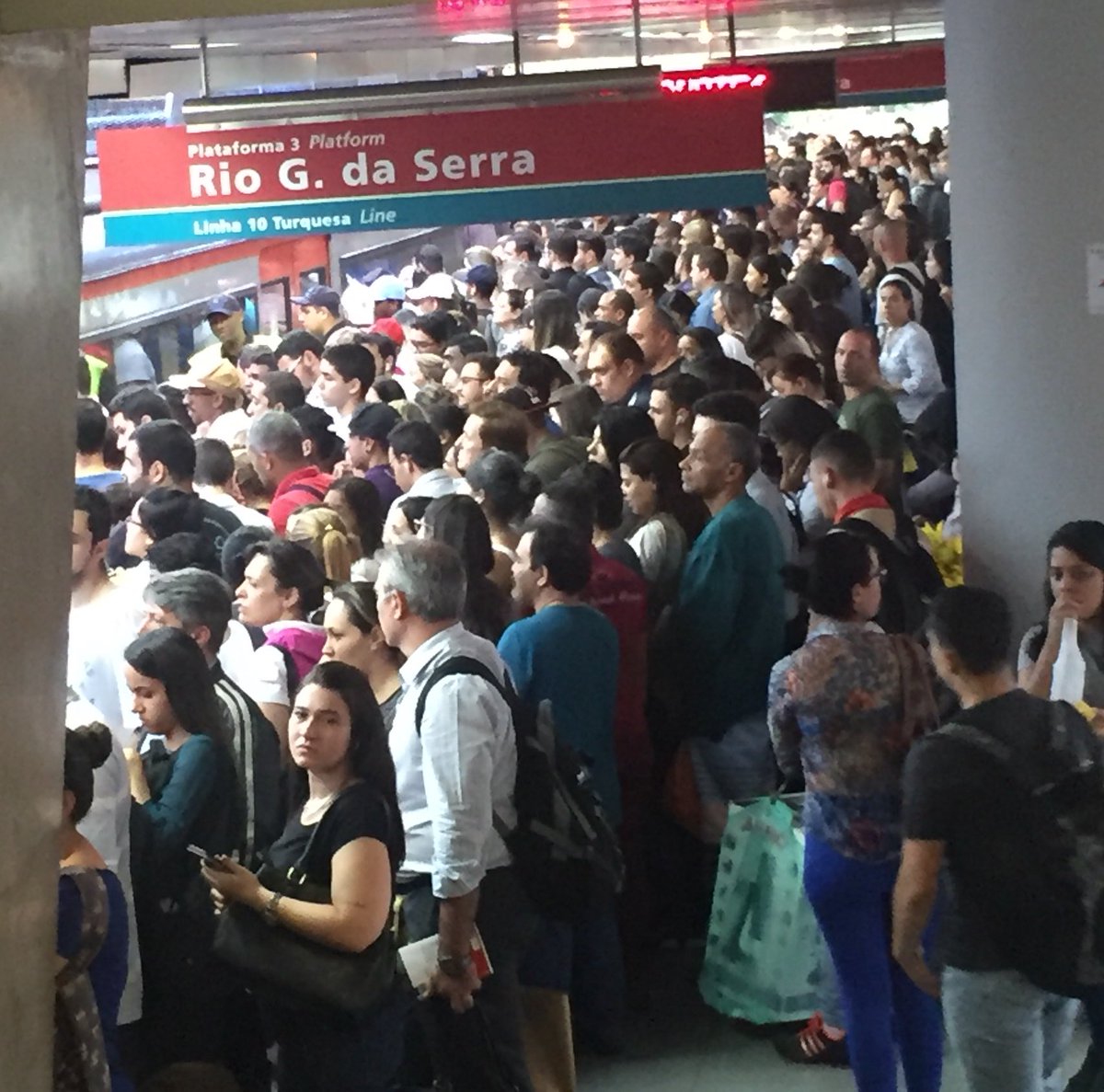Estação Tamanduateí às 17h40 (Foto: @bru_brubs via Twitter)