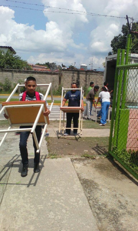mineducacion_ve's tweet photo. Plan #EnCayapaEscolar llega a UEN Residencias Santa Cruz con dotación de 20 sillas y 20 mesas para sus estudiantes Mun Lamas #Aragua https://t.co/p7EJaPHkfZ