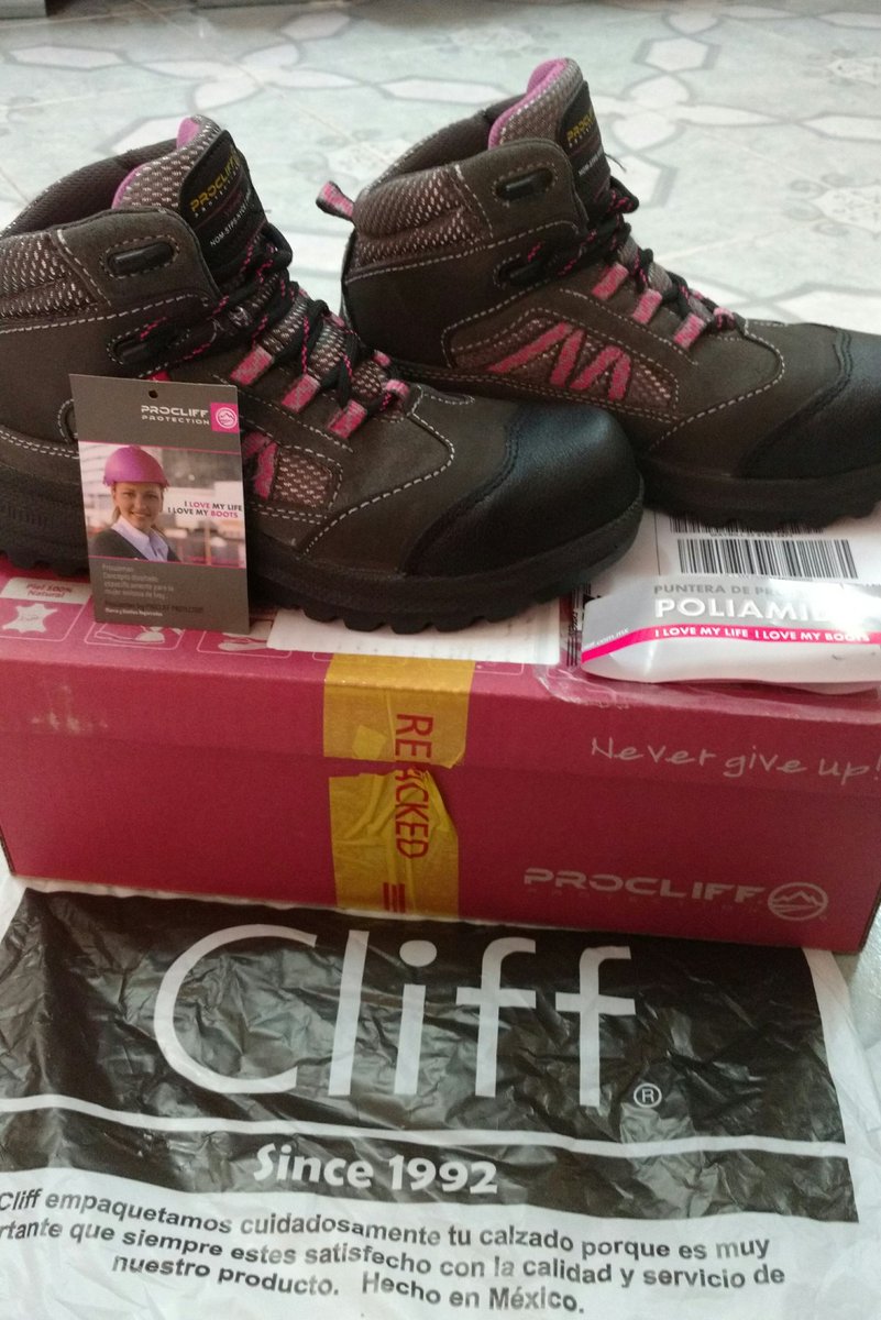 _Meerss_'s tweet photo. Para que suba las montañas sin problema 😍😍 #ProCliff #ILoveMyLife #ILoveMyBoots 😍❤#Mochileros #LocosPorViajar https://t.co/F8kD9ITu80