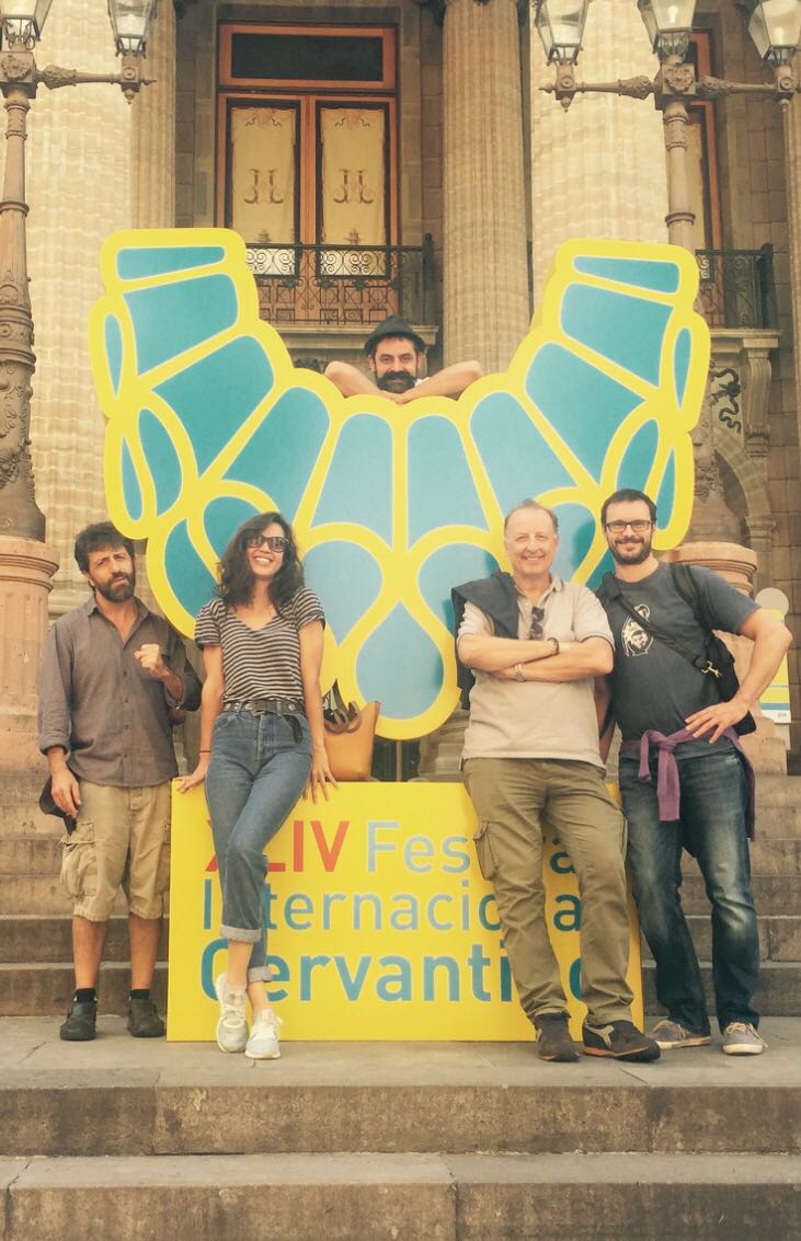 humorE_Amore's tweet photo. El equipo de Los Espejos del Quijote en Guanajuato, Teatro Juárez. Una maravilla de teatro y de compañía. https://t.co/UI82noYtcf