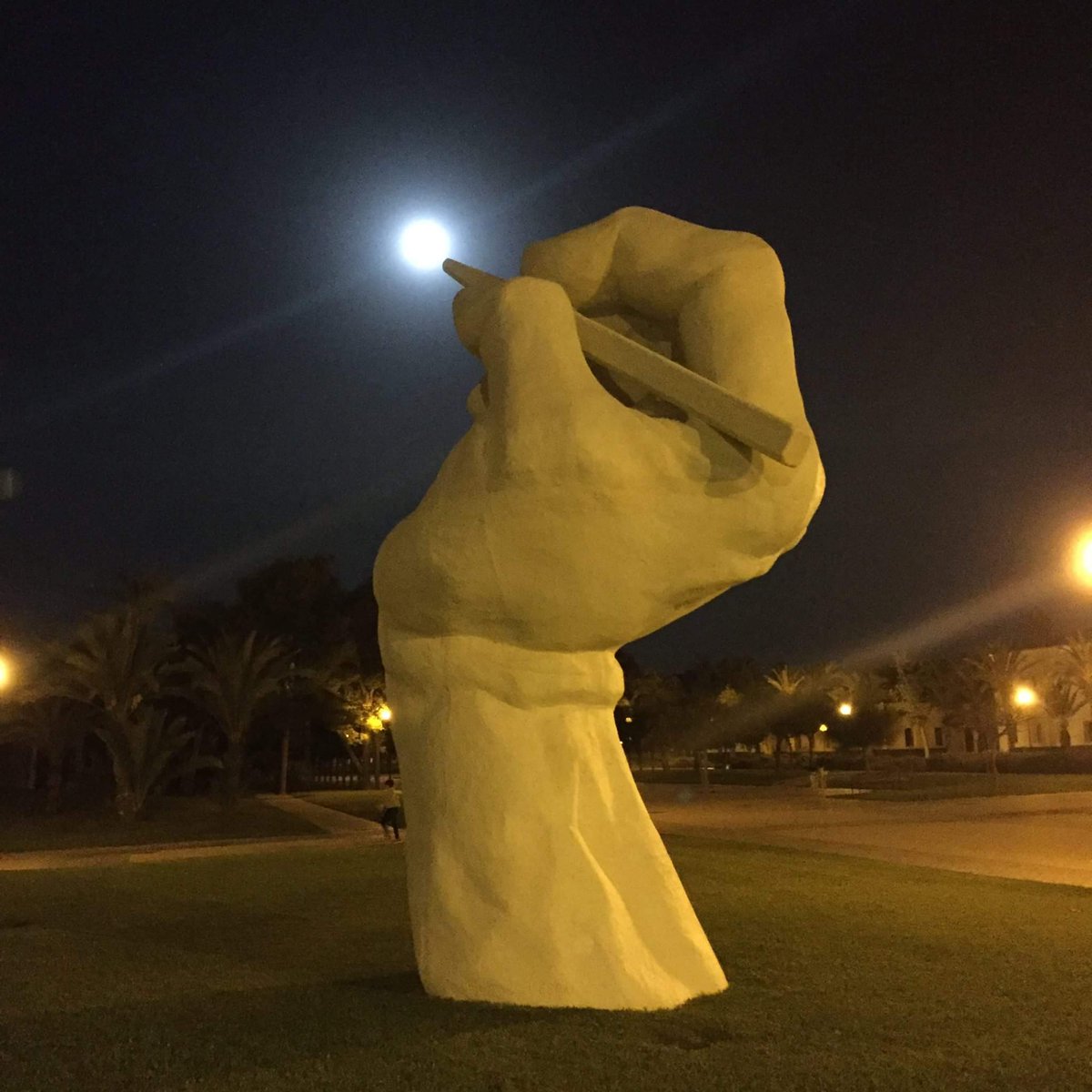 UA_Universidad's tweet photo. ¡Y la luna llena se dejó "dibujar" por la mano de la Universidad de #Alicante! La fotaza es de Juanma Aparicio #UA https://t.co/McBjWIANET