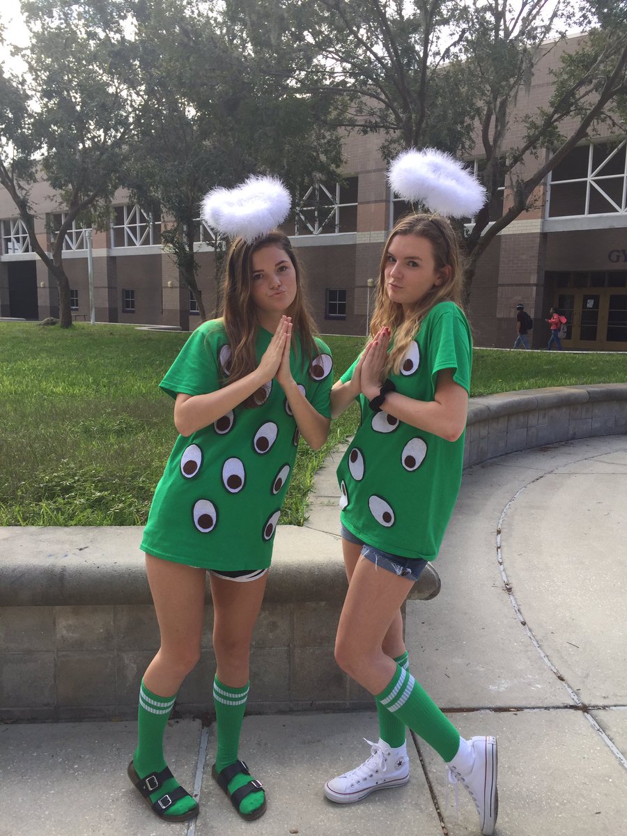 WSHSCO2019's tweet photo. Some of our sophomores showing off their green today!💚🎾🐢🍏Don't forget tomorrow is Holiday Day!!👻🎅🏻🐰🇺🇸 #SpringsSpirit https://t.co/bbBk4GmAoI