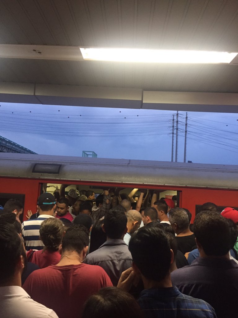 Sem condições de entrar em algum trem da Linha 10-Turquesa na Estação Tamanduateí (Foto: @bru_brubs via Twitter)