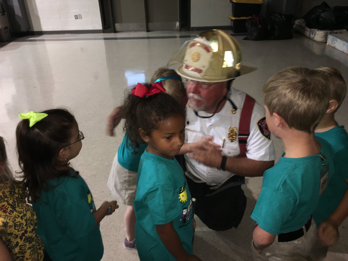 AlbanyLowerElem's tweet photo. ALE appreciates our fire chief for teaching us how to stay safe! https://t.co/LGs1VnWsJs