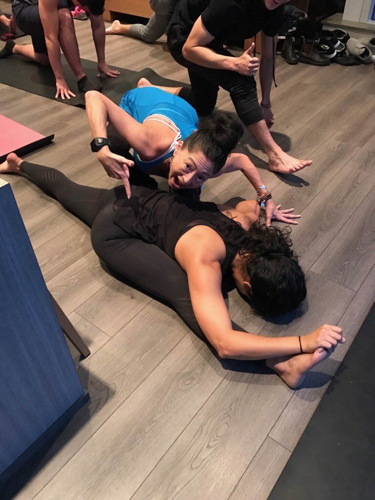 HillaryKYoga's tweet photo. My @lululemon Family...7am #AppreciationNation Monday!
Look at Sara go! Luv you guys. SO thankful! Xo #yvryoga https://t.co/CjIPDirKhl