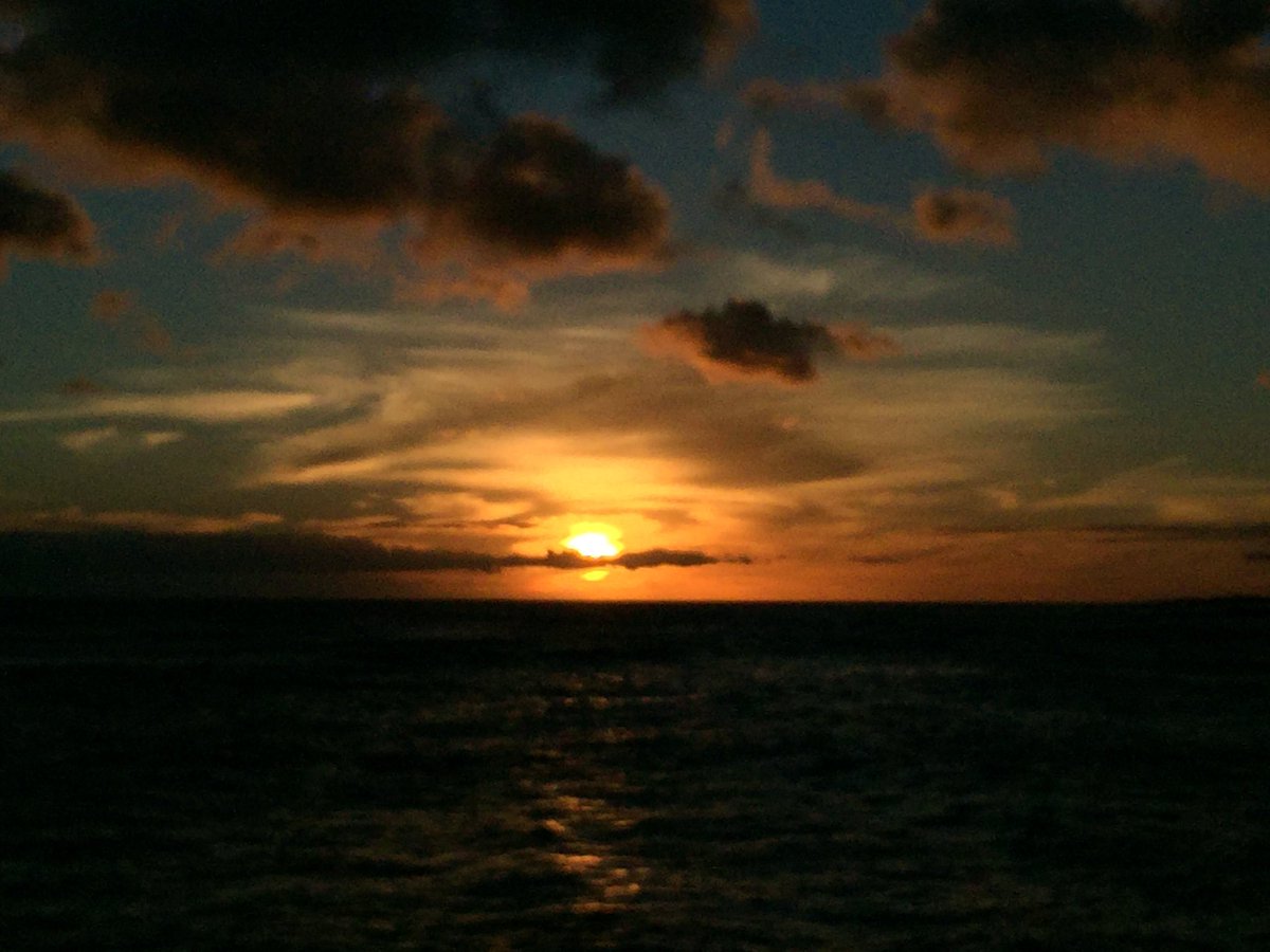 TonyEid9's tweet photo. Amazing sunset in Kauai at Poipu while dining at a seafood restaurant. https://t.co/YF1zLTm5cV