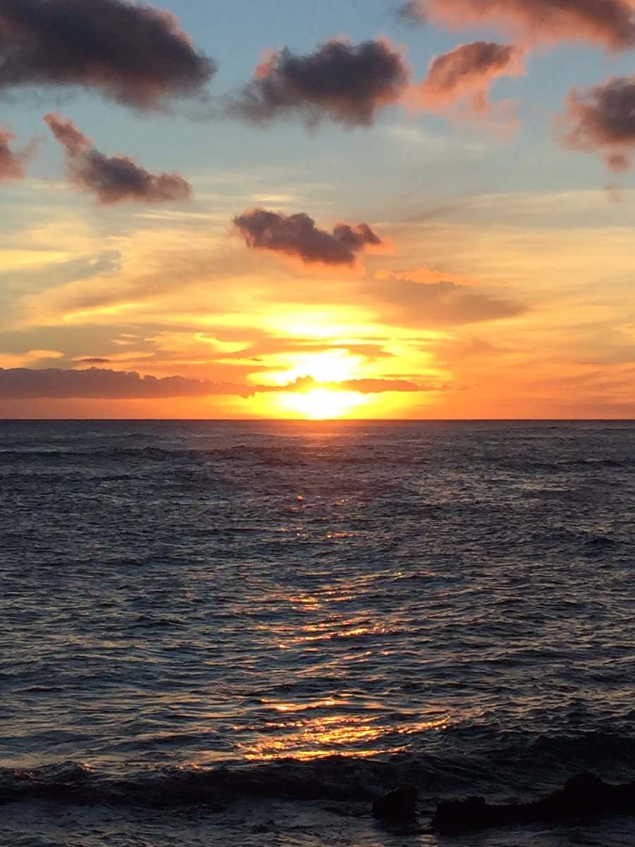 TonyEid9's tweet photo. Amazing sunset in Kauai at Poipu while dining at a seafood restaurant. https://t.co/YF1zLTm5cV