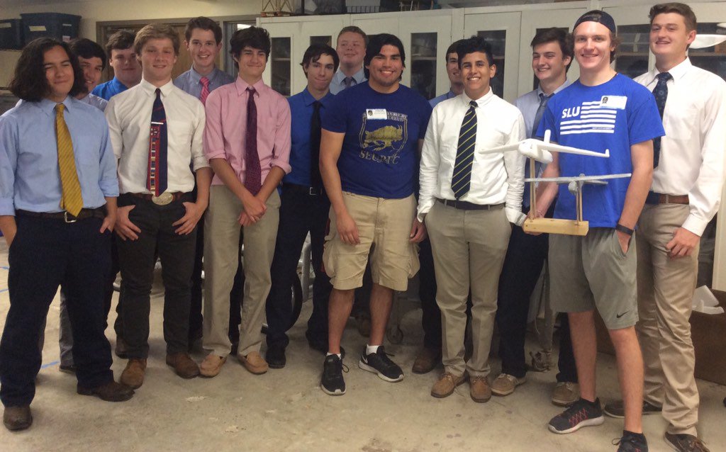 CarvEngineering's tweet photo. JCherry (SLU, Flight Science-Pilot) GWebb (RC, Social Science) #EngineeringAlumni share their experiences w/seniors https://t.co/QnZdK56GDU